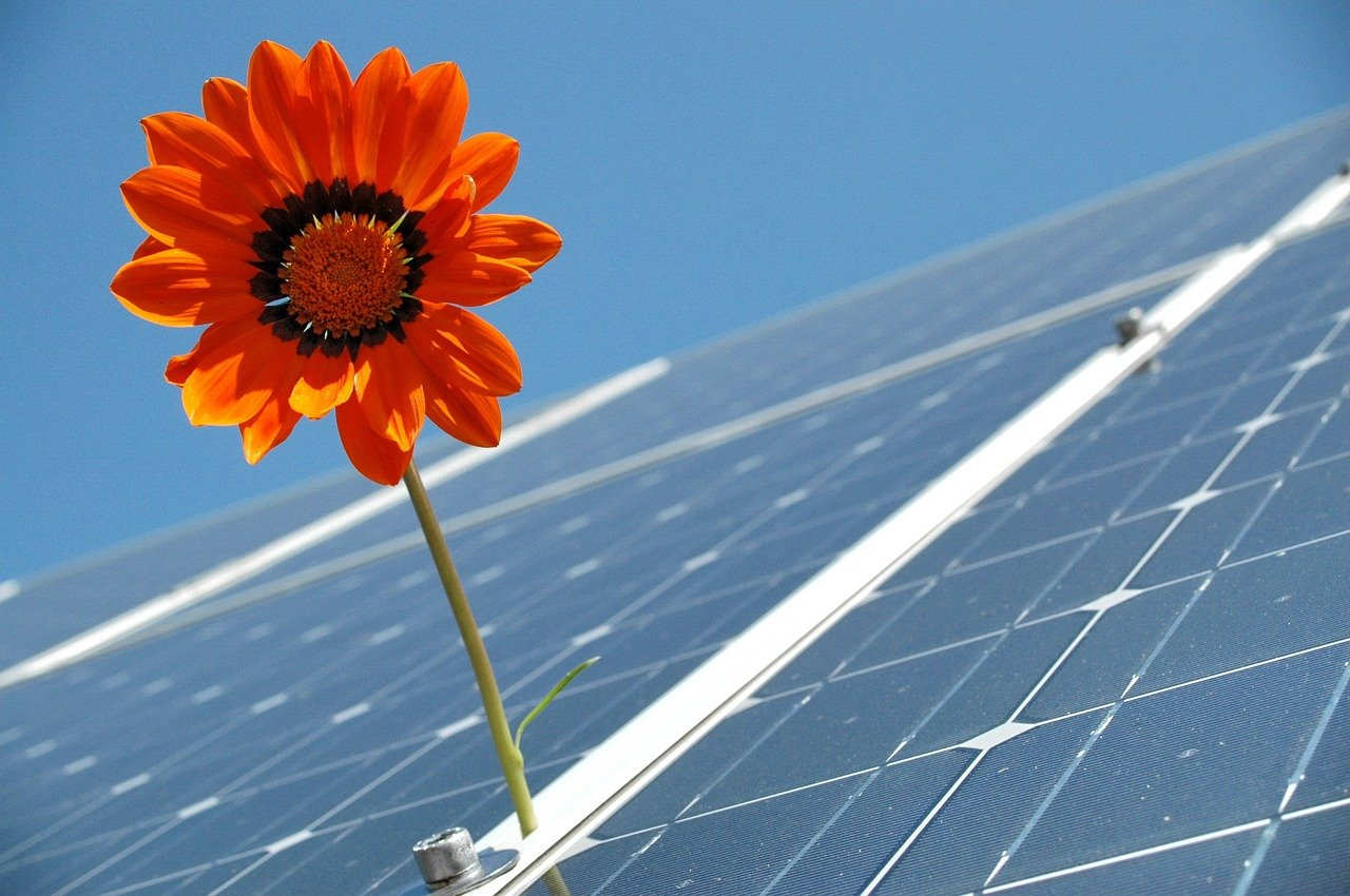 La energía solar fotovoltaica puede empoderar a las comunidades y cambiar sus vidas al tiempo que proporciona una contribución vital a la descarbonización y a los objetivos climáticos