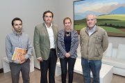 La Presidenta de Navarra, Uxue Barkos, recibe a los productores fotovoltaicos.