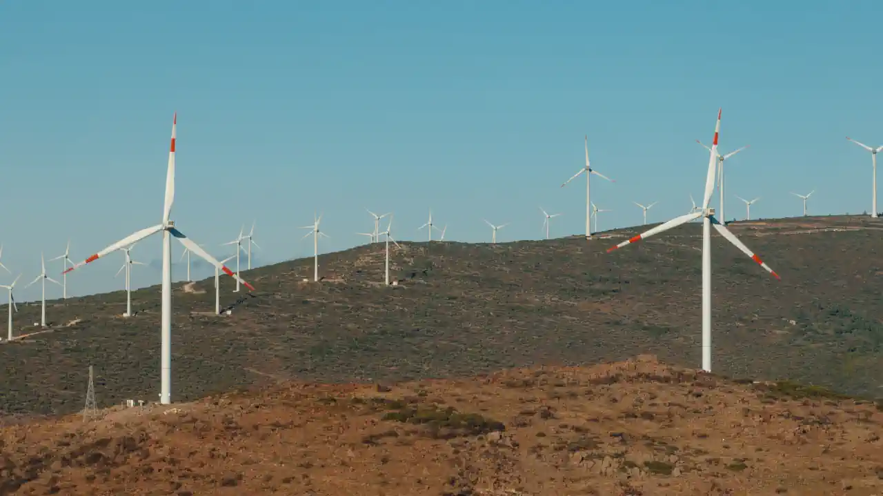 El MITECO propone potenciar el autoconsumo industrial, la repotenciación de parques eólicos y el almacenamiento con hidroeléctrica y solar