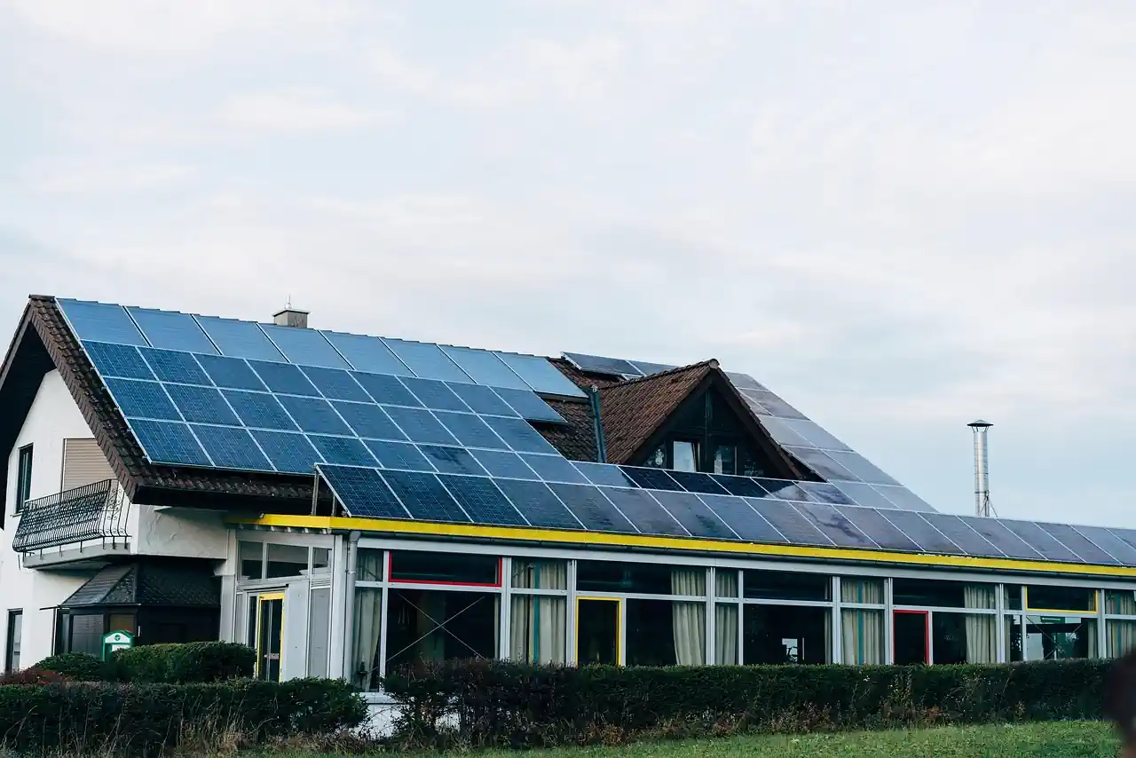 La instalación de autoconsumo solar en los hogares cae pero aumenta la apuesta de los comercios