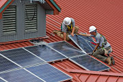 En España se deberían fomentar las energías renovables, el empleo y el ahorro energético.