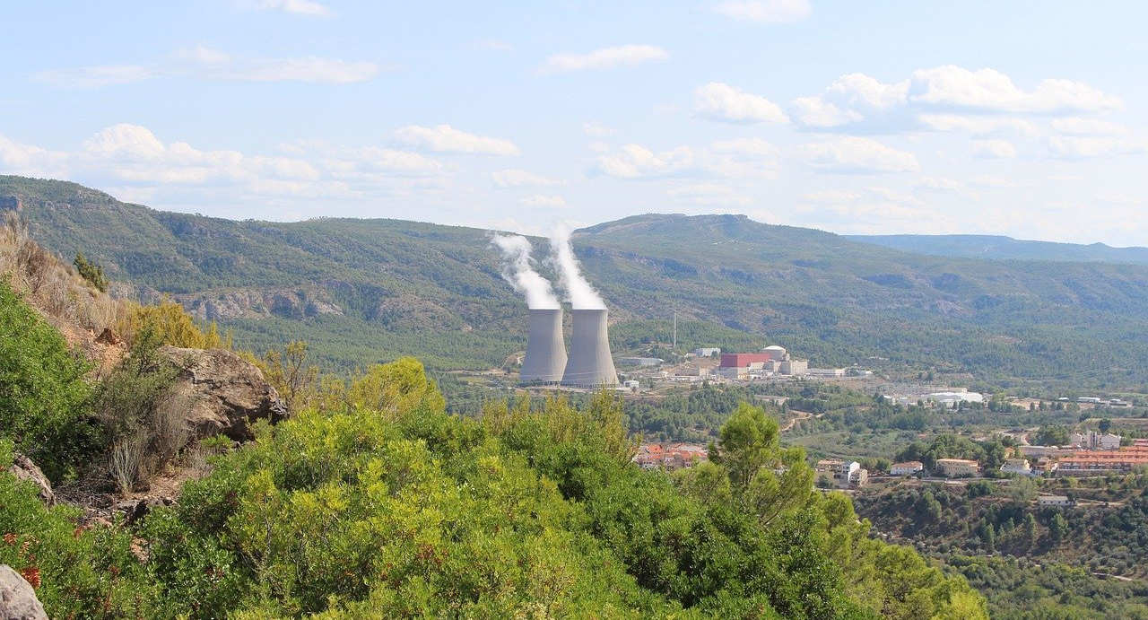 El MITECO aprueba la orden que extiende la autorización de explotación de la central nuclear de Cofrentes y establece el cierre en 2030.