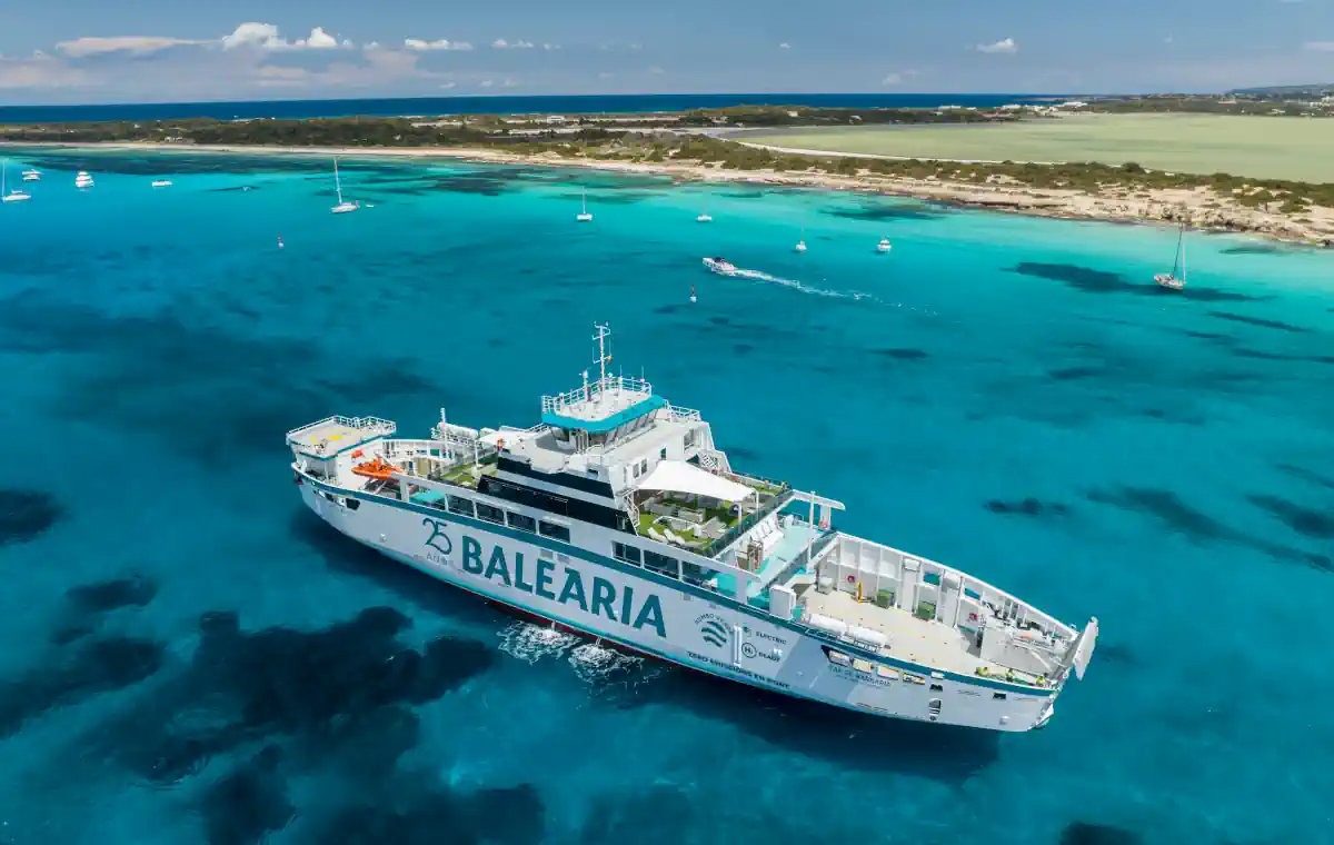 El «Cap de Barbaria» de Baleària, primer «ferry» eléctrico de España, empieza a navegar entre Ibiza y Formentera