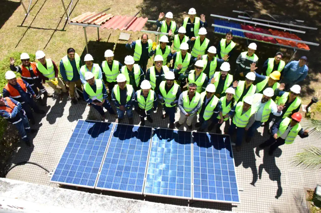 Gobierno de Bolivia impulsa la formación en energía solar para descentralizar la generación eléctrica