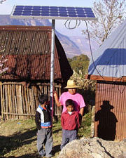 Sistemas fotovoltaicos y bombillas LED han proporcionado luz a miles de familias en Perú y México