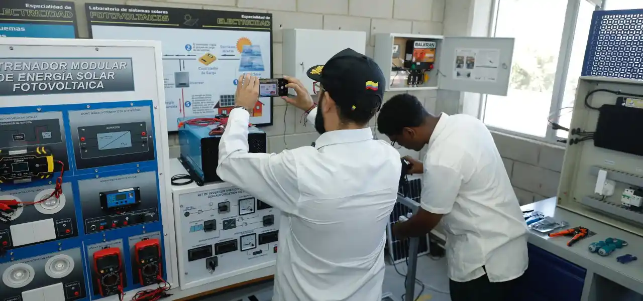 Primeros laboratorios solares en colegios públicos de Colombia para impulsar la educación en energías renovables