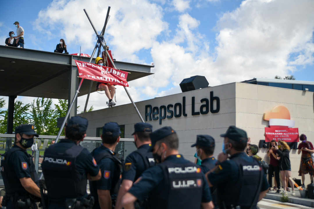 Más de 100 activistas de Rebelión por el Clima bloquean la entrada del centro de investigación de Repsol en Móstoles y piden el cese de sus actividades fósiles