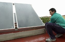 Los API distribuyen placas solares para combatir el parón en la venta de casas. 