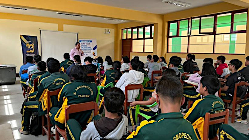 Escolares en curso taller sobre diseño de sistemas fotovoltaicos. Perú.