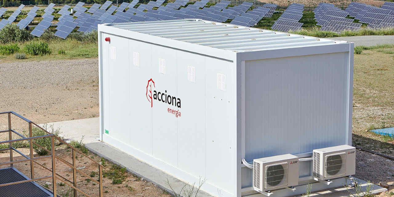 ACCIONA conecta la primera planta de almacenamiento renovable con baterías recicladas en España 