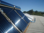 El Ministerio de Vivienda junto al Ministerio de Energía de Chile entrega subsidios para la implantación de energía solar en viviendas.