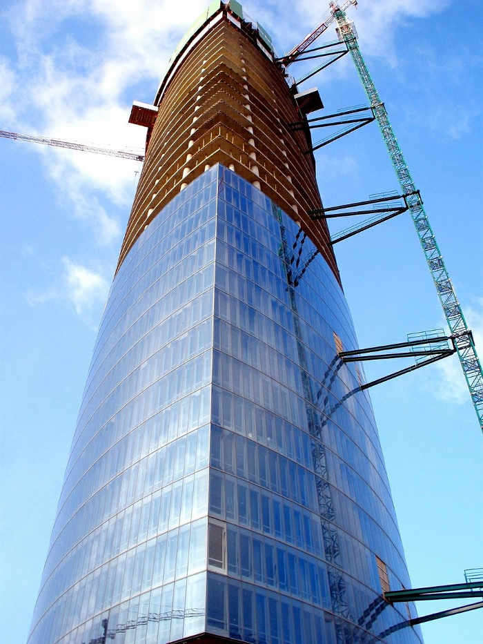 Comienza desmontaje de Torre Iberdrola tras sentencia inculpatoria por apropiación indebida del recurso solar público.