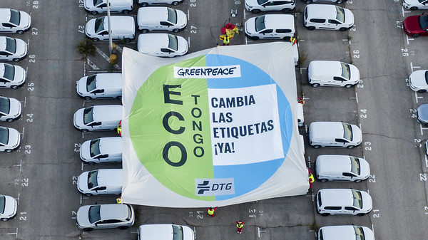 Greenpeace denuncia el «ECO tongo» de las etiquetas ambientales de la DGT por ser un coladero de vehículos contaminantes y pide que se cambien