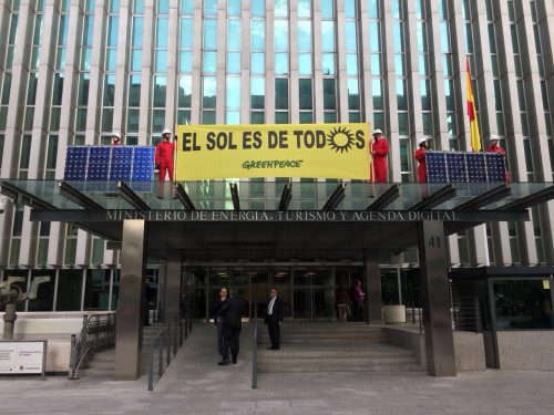 Escaladores de Greenpeace colocan placas solares en instalaciones del Ministerio de Energía para denunciar el desprecio del Gobierno a las renovables.