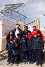 Una escuela en Canquena, Chile, reemplaza el abastecimiento con combustibles fósiles por la energía solar.