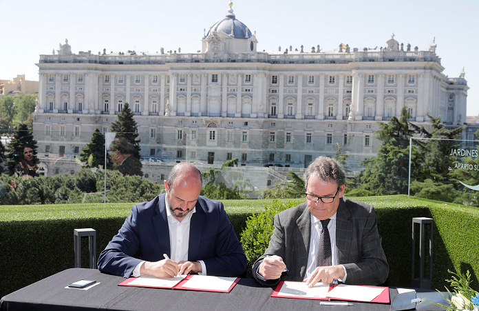 La Comunidad de Madrid firma un convenio para la instalación de puntos de recarga para vehículos eléctricos en hoteles de la región.