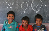 La energía solar fotovoltaica, lleva la luz a miles de escuelas en América Latina.
