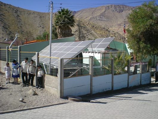 Paneles solares en localidad rural, chile