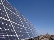 Comienza a operar la primera fábrica de paneles solares en Brasil.