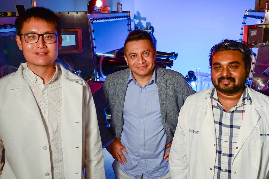 El estudiante graduado de Rice Wenbin Li, el ingeniero químico y biomolecular Aditya Mohite y el estudiante graduado Siraj Sidhik lideraron el proyecto para producir perovskitas 2D endurecidas para células solares eficientes