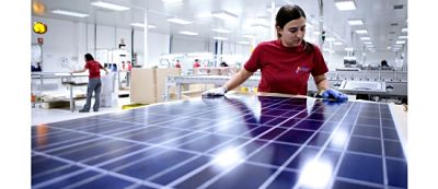 Francia premiará a los productores fotovoltaicos que instalen placas europeas.