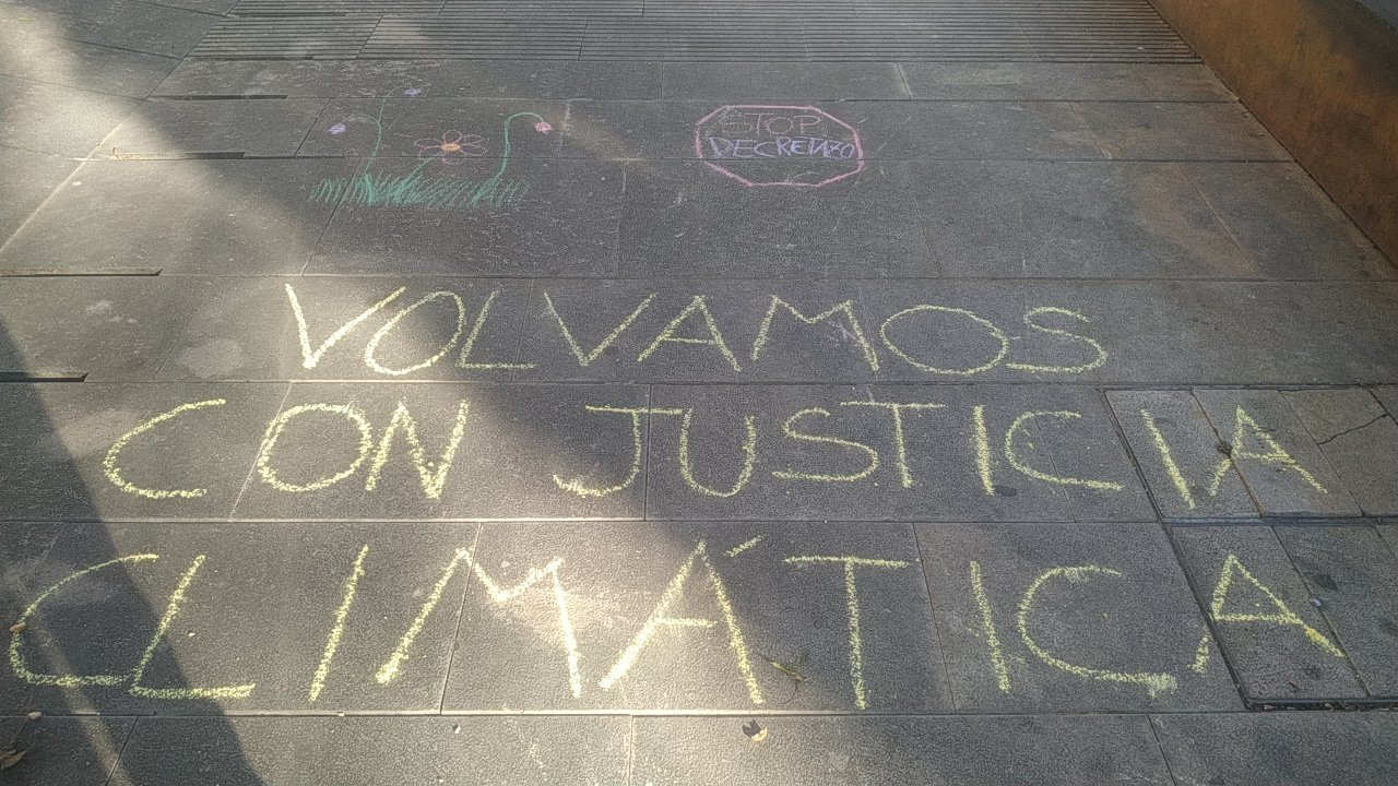 Multa a 50 euros/letra por protesta escrita en el suelo con tiza en Granada
