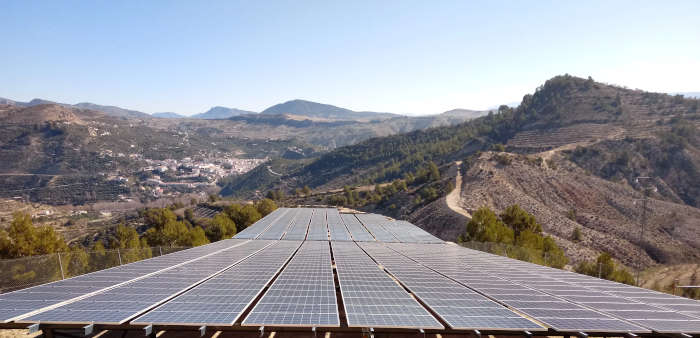 Ingenieros de la Universidad de Granada desarrollan un sistema de riego único en el mundo, basado en energía solar.