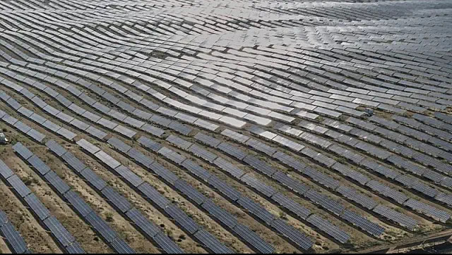 La energía solar supera al carbón por primera vez en China